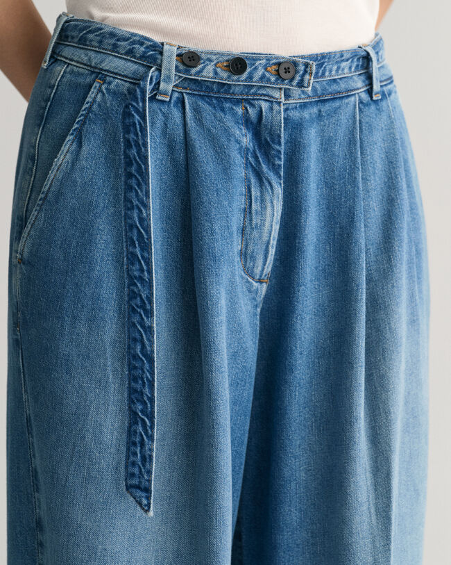 Loose Fit Low-Waisted Belted Jeans