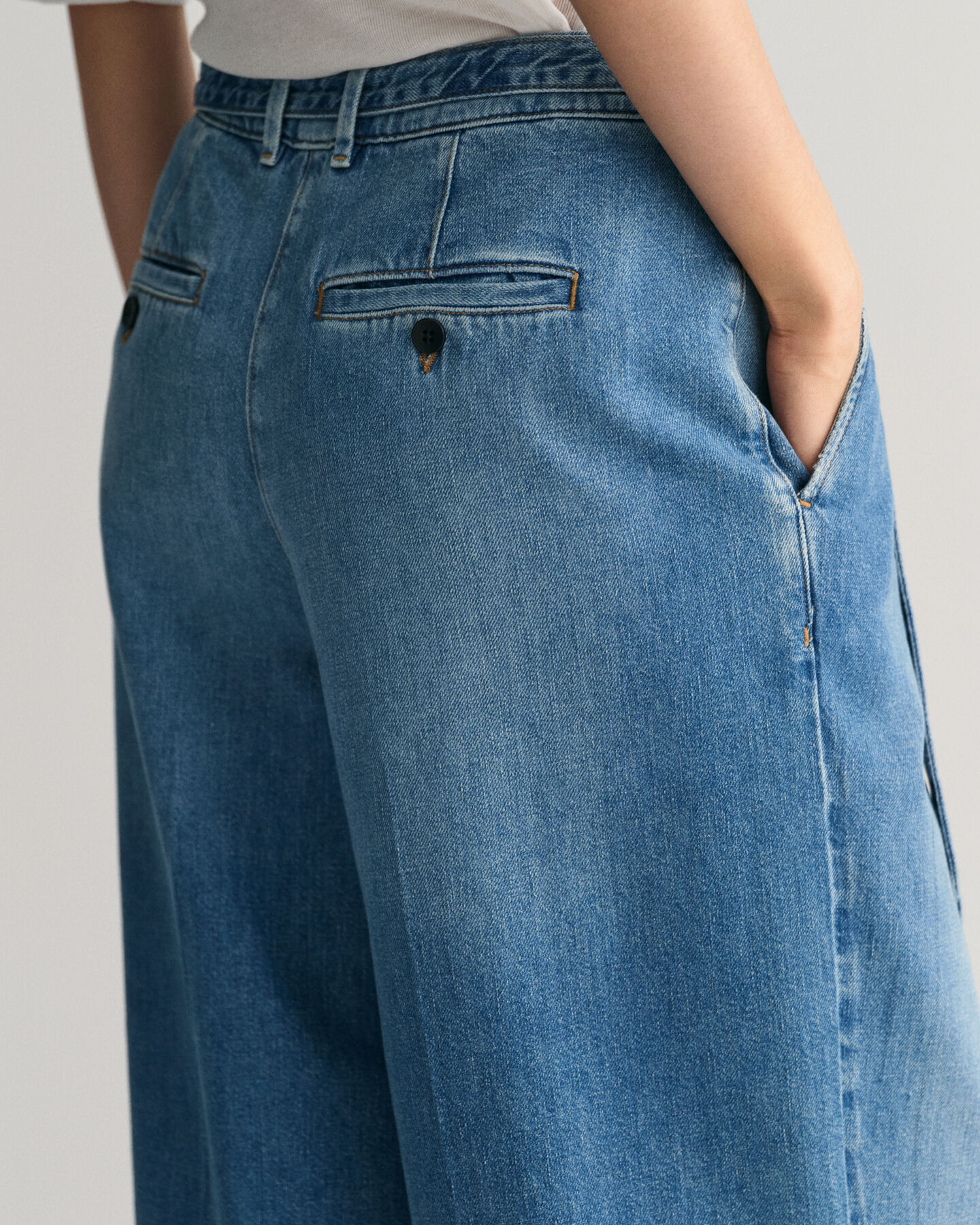 Loose Fit Low-Waisted Belted Jeans