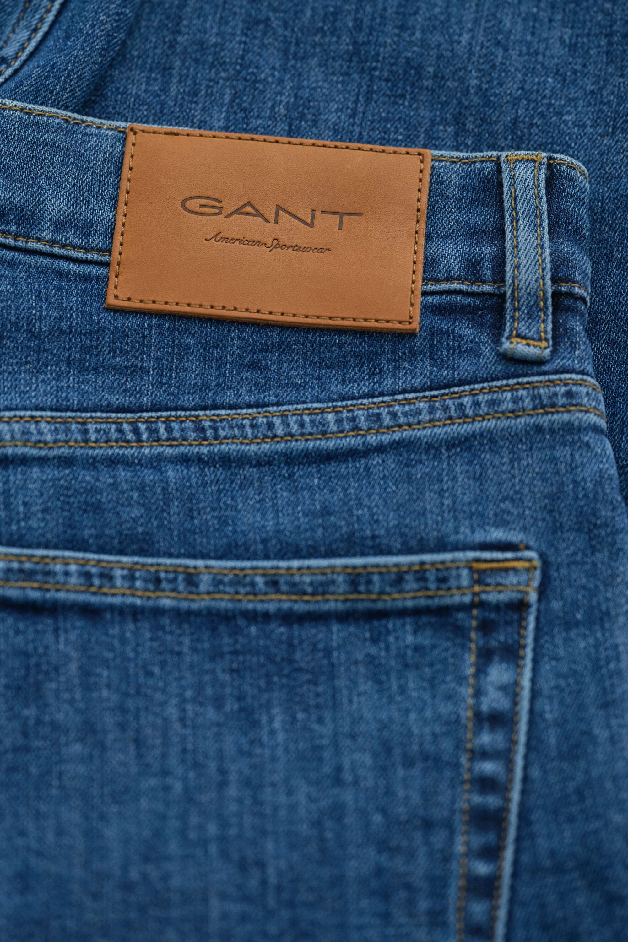 Regular Clean Wash Jeans