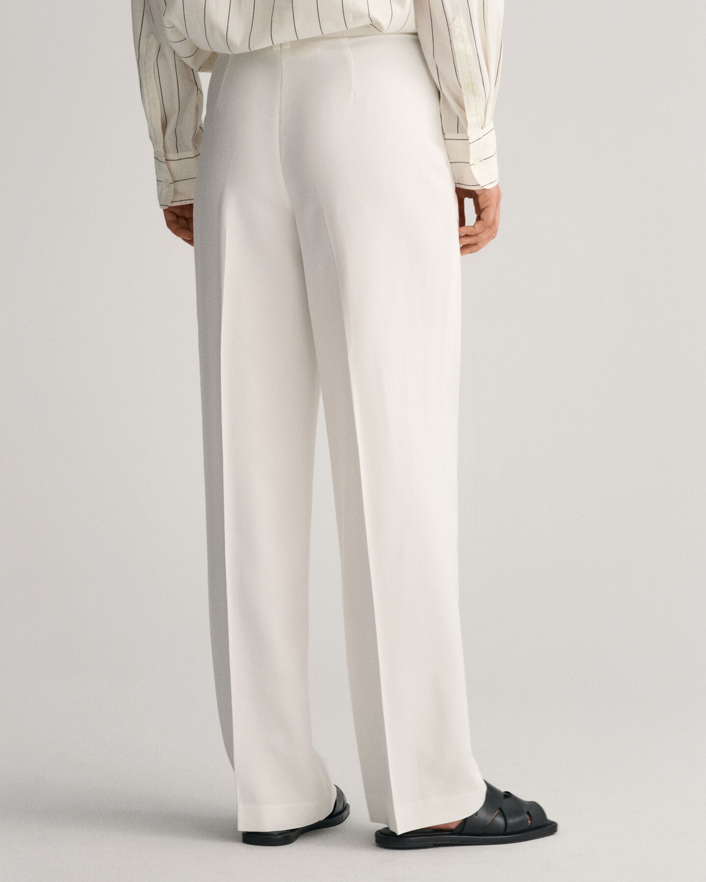 Relaxed Fit Pleated Pants