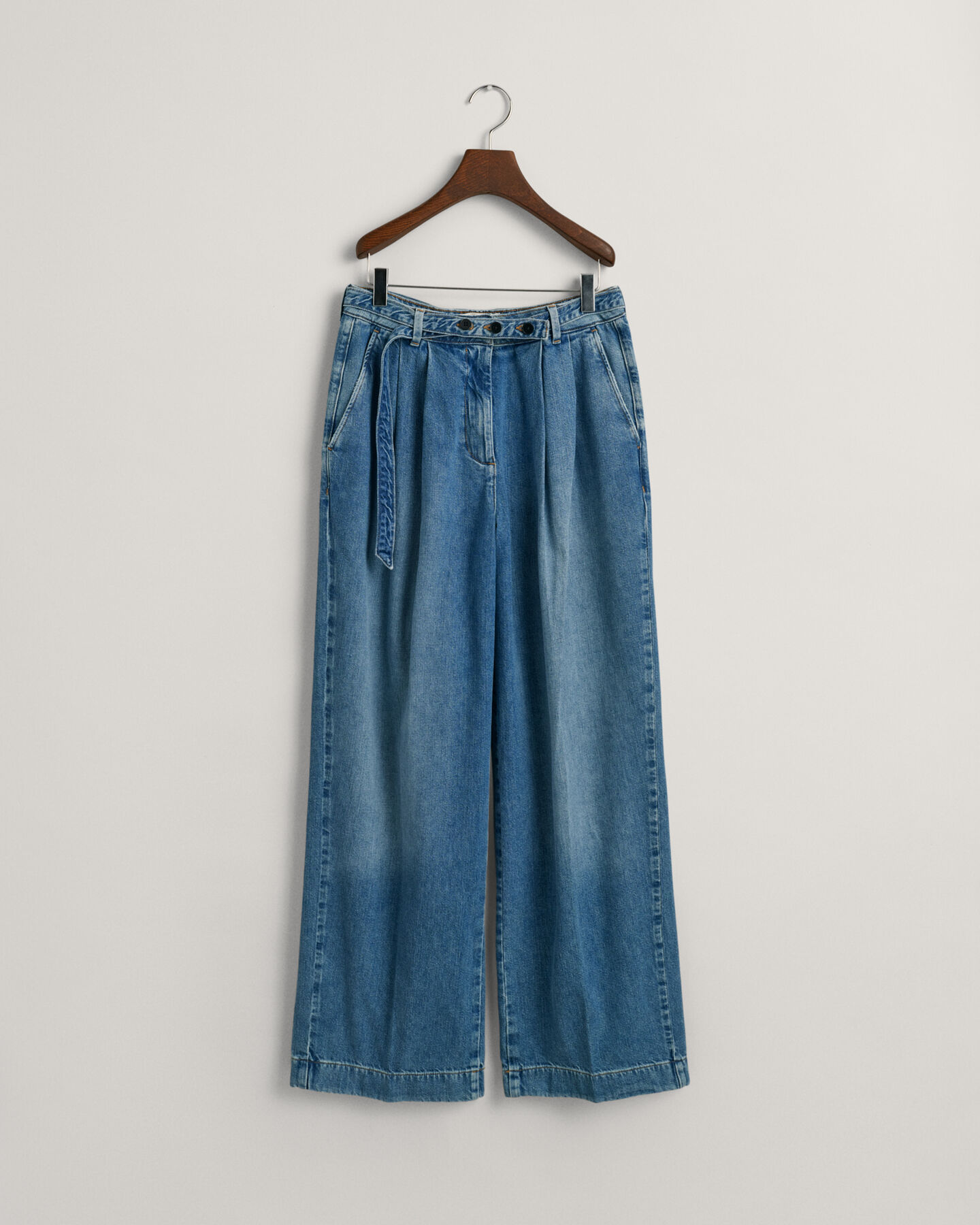Loose Fit Low-Waisted Belted Jeans