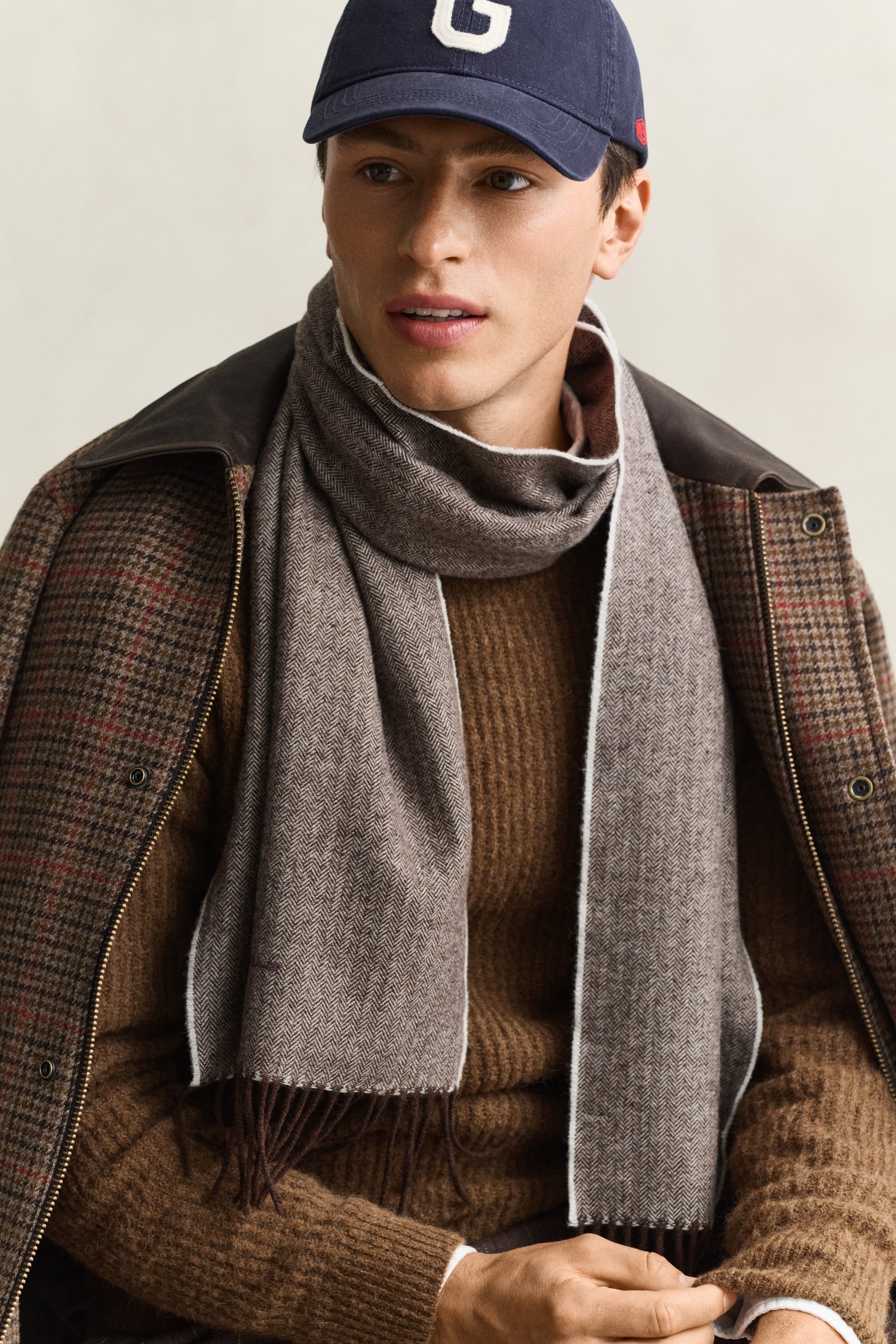 Gant Men's Marron Chevron Scarf - Image 2