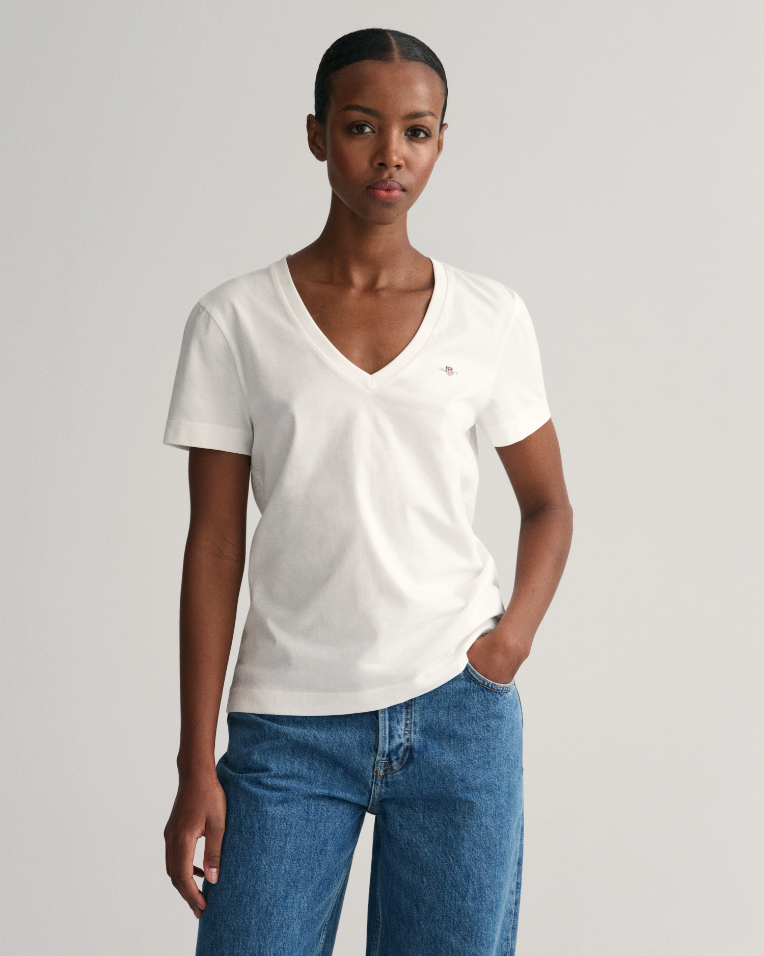 GANT Women Shield V-Neck T-Shirt (XXL) White